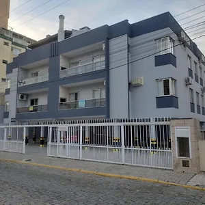 Apto 2 Quartos No Centro De Bombinhas, 130 Metros Praia Apartamento